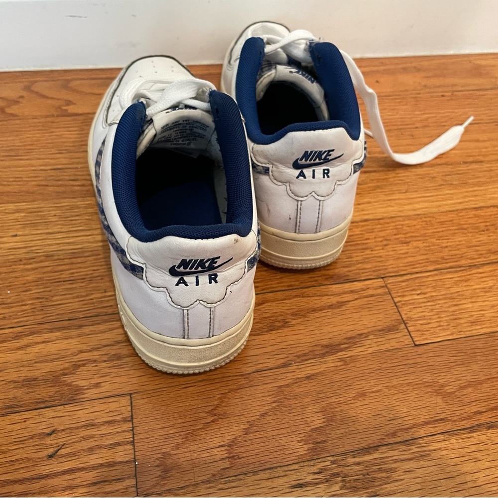 Nike Air sneakers. Kids size 5.5 . - Picture 4 of 11